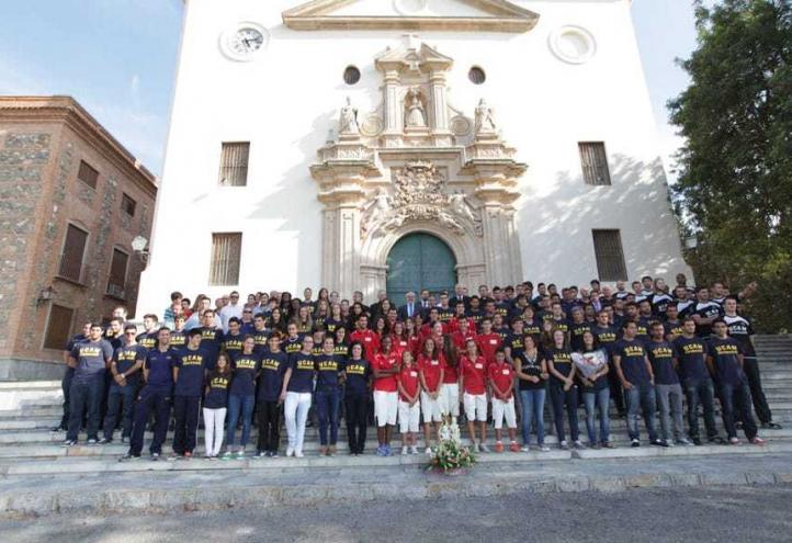 Los equipos deportivos de la UCAM realizan una ofrenda floral