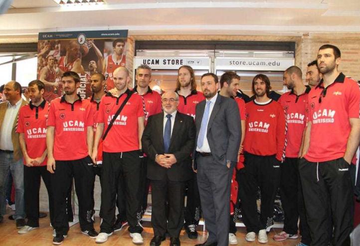 Los jugadores del UCAM Murcia inauguran la tienda oficial del club en el Campus de la Universidad