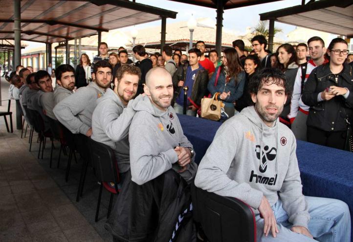 Los jugadores del UCAM Murcia visitan el monasterio de Los Jerónimos
