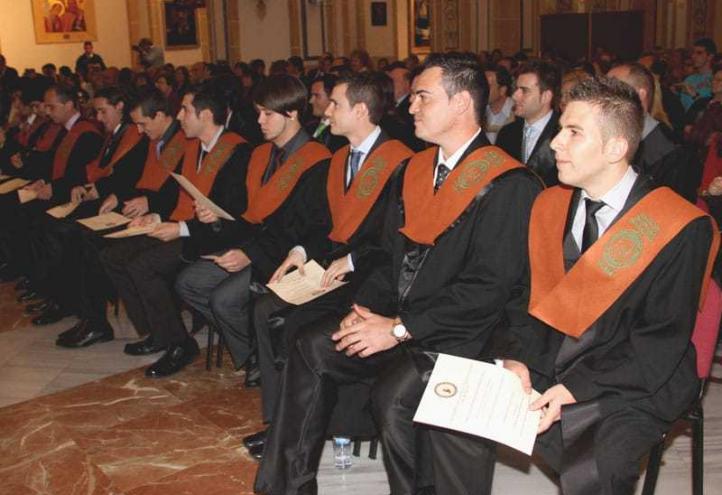 Los nuevos graduados en Informática y Telecomunicaciones de la UCAM  reciben sus becas y diplomas