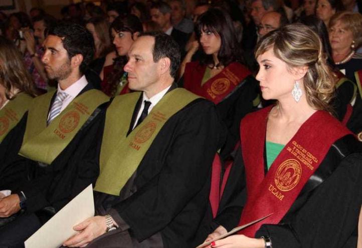 Los nuevos nutricionistas y tecnólogos de los alimentos de la UCAM reciben sus Becas y Diplomas acreditativos