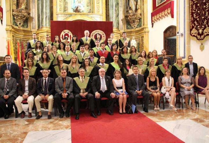 Los nutricionistas, tecnólogos de los alimentos y terapeutas ocupacionales de la UCAM, reciben sus becas y diplomas