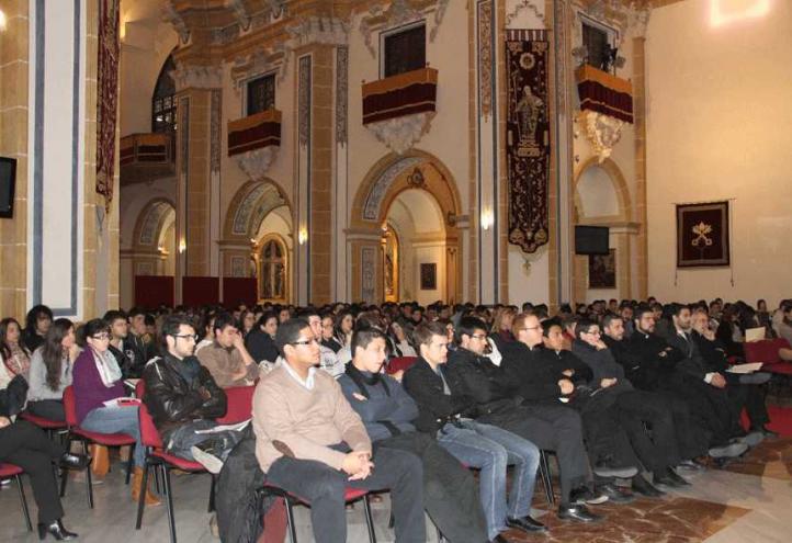 Más de 300 estudiantes de la UCAM conocen la labor de los misioneros