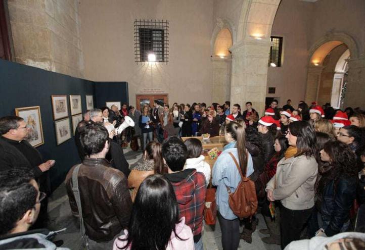 Más de 500 alumnos y voluntarios de la UCAM felicitan las Navidades por las calles de Murcia
