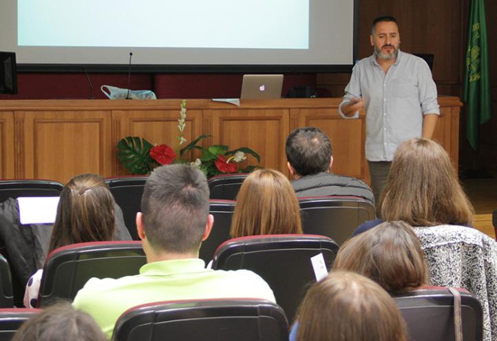 Estudiantes de la UCAM conocen el Proyecto HURGE y la Fundación Ambulancia del Deseo 