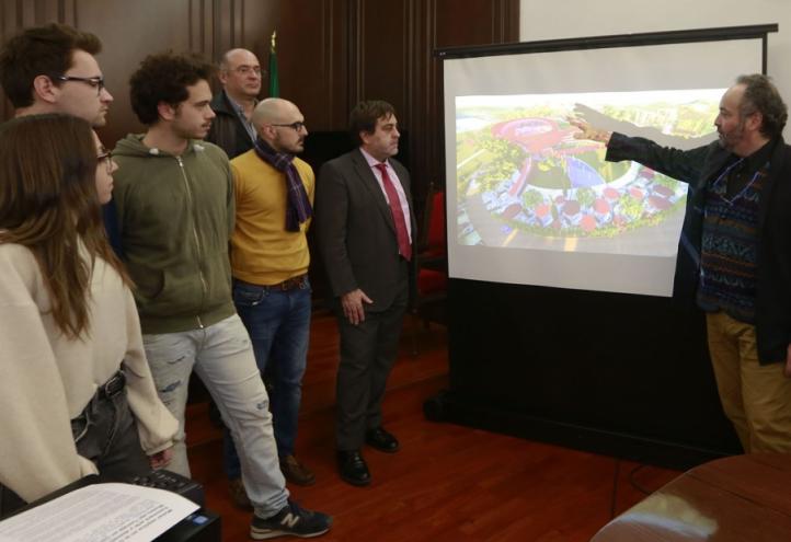 Muher explica en la UCAM cómo fusionará arte y domótica en el Museo del Tomate en China
