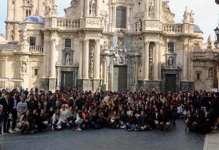 Mil doscientos estudiantes de la UCAM felicitan la Navidad al Obispo 