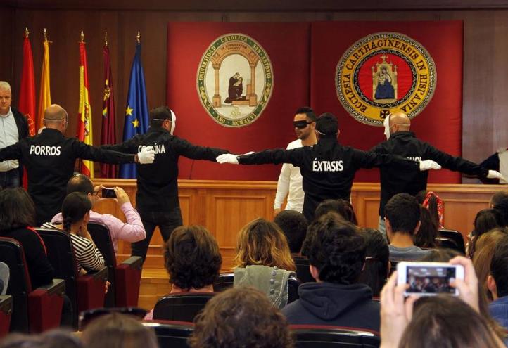 Reclusos muestran en la UCAM a través del teatro los peligros del consumo de drogas