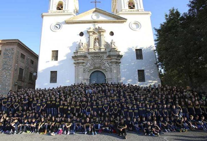 Cerca de mil deportistas UCAM participan en la tradicional ofrenda floral a la Virgen de la Fuensanta