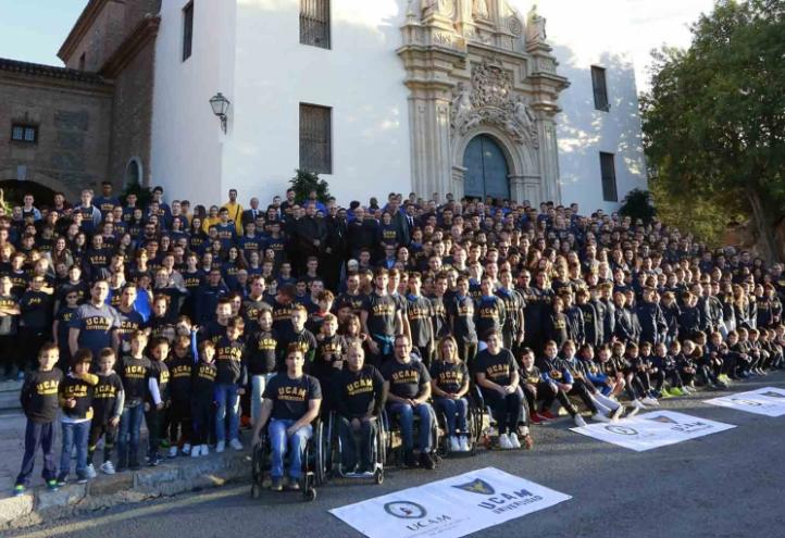 Cerca de mil deportistas UCAM participan en la ofrenda floral a la Fuensanta