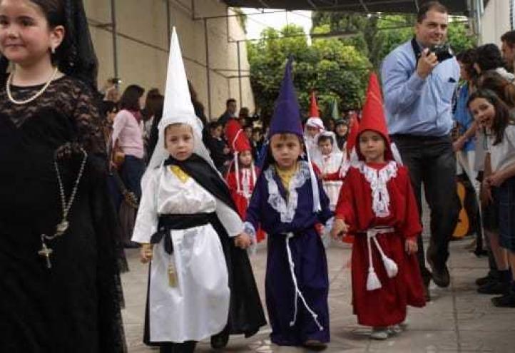 Más de 600 niños participan en la procesión del colegio San Vicente de Paúl