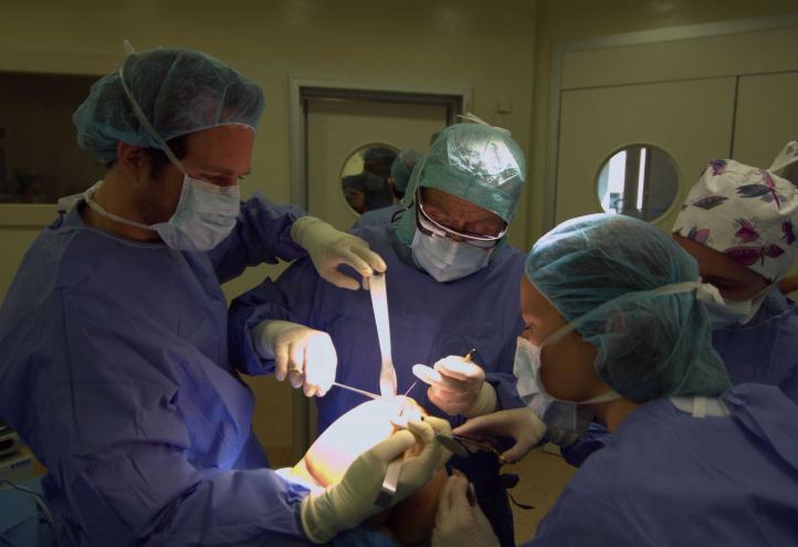 El doctor Pedro Guillén realizará la primera operación retransmitida a través de Google Glass