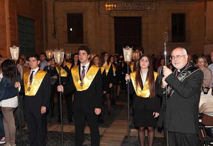 Un centenar de miembros de la UCAM procesionan con el Cristo de la Salud 