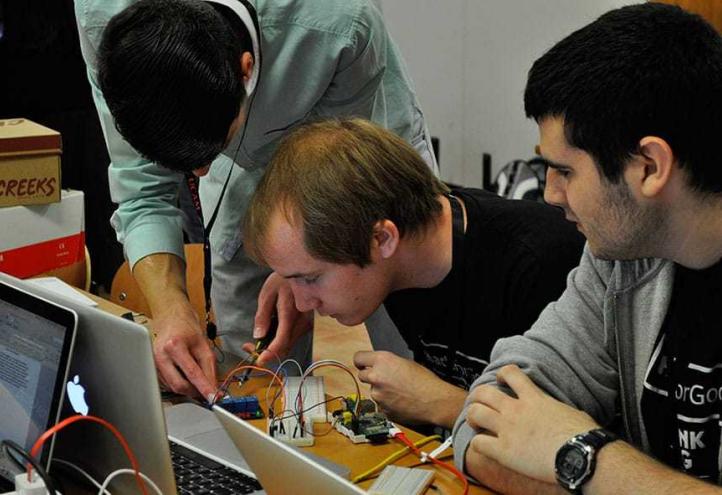 Un proyecto para reducir el consumo de energía de las viviendas triunfa en el I HackForGood Murcia