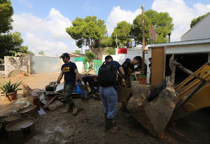 Cerca de 200 voluntarios de la UCAM ayudan a los afectados por la DANA