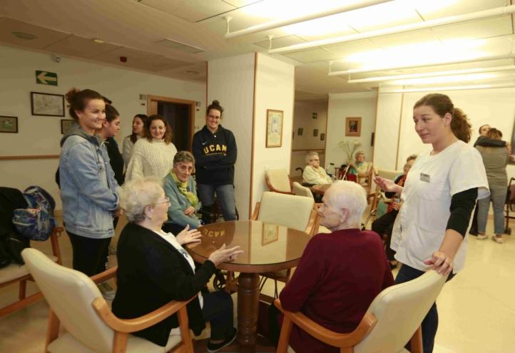 Voluntarios de la UCAM  se integran en las labores de la Casa de Hermanitas de los Pobres en Murcia