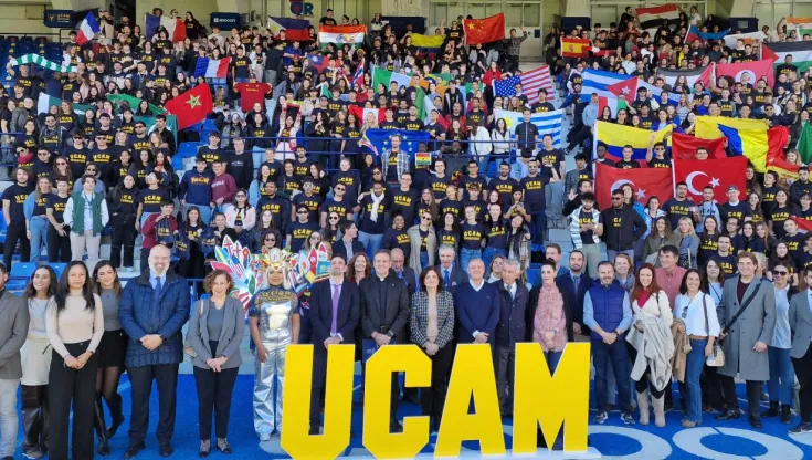 En el Estadio Besoccer La Condomina se citaron más de 700 de los estudiantes extranjeros que este año se han incorporado a la UCAM. 