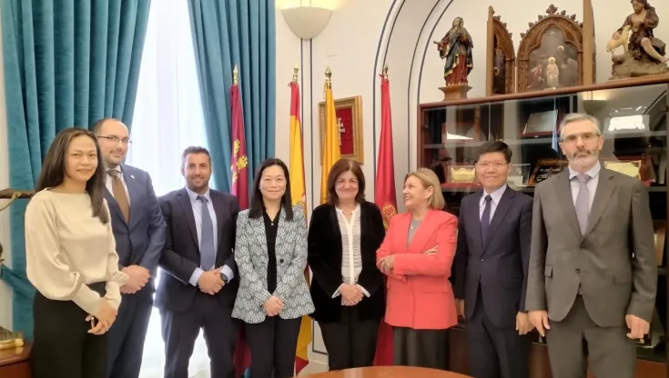 María Dolores García, presidenta de la UCAM, y la embajadora Vivia Chun-fei Chang, junto a otros miembros de ambas instituciones en el Campus de Murcia