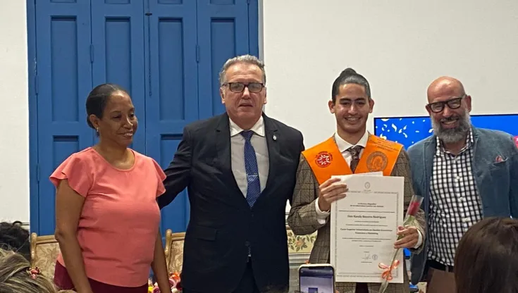 El decano de la Facultad de Economía y Empresa de la UCAM durante la entrega de diplomas en La Habana