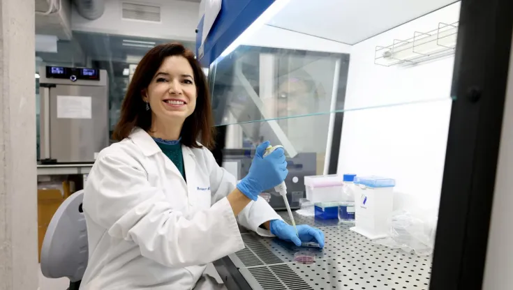 La investigadora de la UCAM Isabel Martínez Alcalá, en el Laboratorio de Microbiología de UCAM HiTech.
