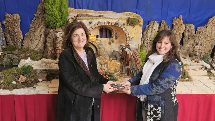 María Dolores García, presidenta de la UCAM  y Anabel Gimenez,  responsable de Infancia y Familia de Cáritas Diócesis de Cartagena, durante la entrega de la recaudación.