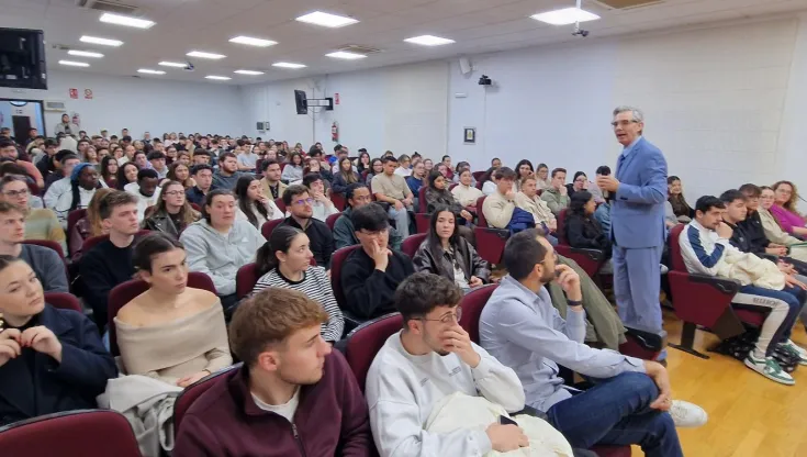 Alumnos durante una reunión informativa sobre ERASMUS.
