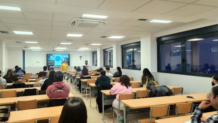 Estudiantes de títulos online en una de las aulas del Campus UCAM-COE de Torrejón en el primer día de exámenes