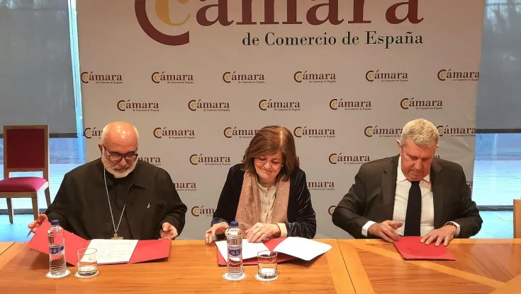 Firma del convenio: monseñor Jaime Villarroel (Diócesis de Carúpano), María Dolores García (UCAM) y Javier Collado (INCYDE)