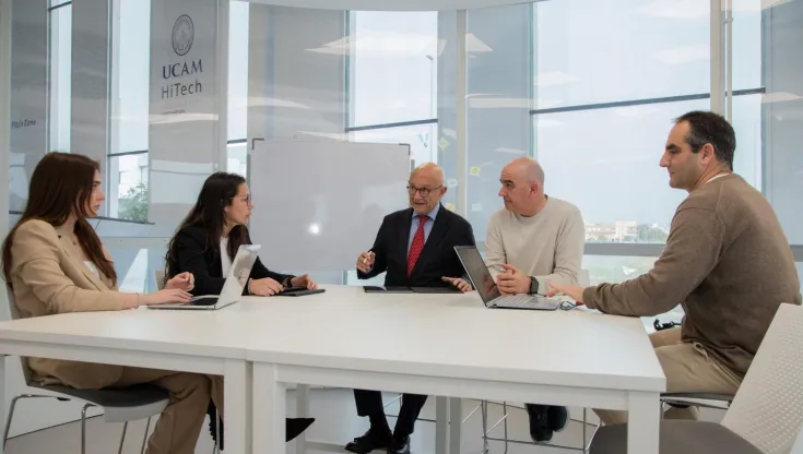 En el centro de la imagen, el doctor José Viña, director de la Cátedra de Gerociencia de la UCAM, y Francisco Javier López Román, catedrático en Fisiología, junto a investigadores del ámbito del deterioro cognitivo, en UCAM HiTech