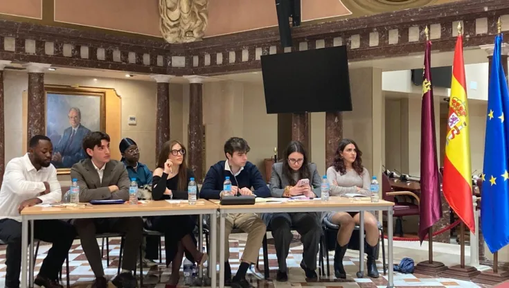 Debate, Asamblea, periodismo