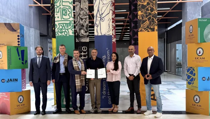 Representantes de la UCAM y JAIN University tras la firma del acuerdo en el campus de Bangalore.