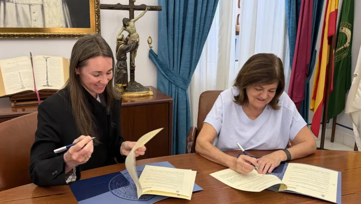 Ishtar Espejo, directora de la Fundación Aladina, y María Dolores García, presidenta de la UCAM, durante la firma del convenio.
