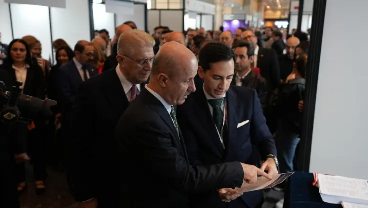 El presidente del Consejo de Educación Superior de Turquía (YÖK), Erol Özvar, y el presidente de EURIE, Mustafa Aydin, visitaron el stand de la UCAM en la feria