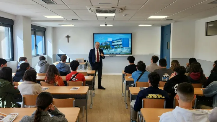 Profesor impartiendo clase en un aula del Campus de Torrejón de Ardoz