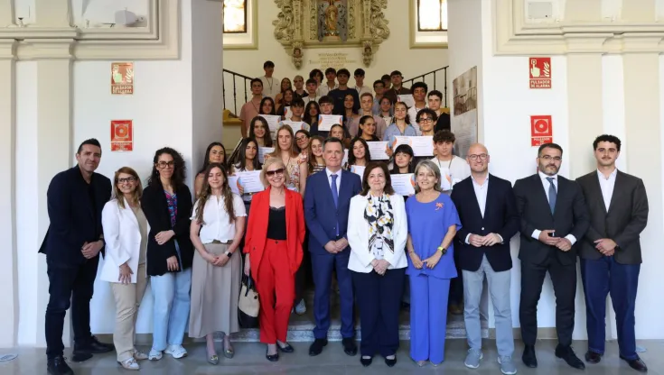 Foto de familia con los premiados de las Olimpiadas Científicas UCAM 2026.