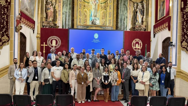 Los delegados internacionales junto a representantes de la UCAM.
