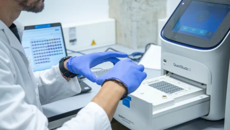 Un investigador de la UCAM en su incubadora de alta tecnología en Salud, deporte y alimentación