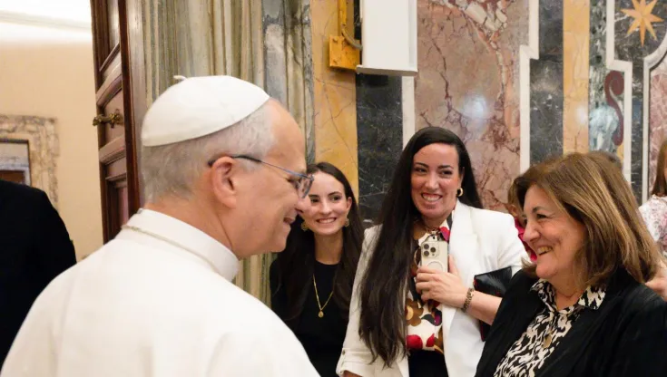 Mª Dolores García saluda al Papa León XIV