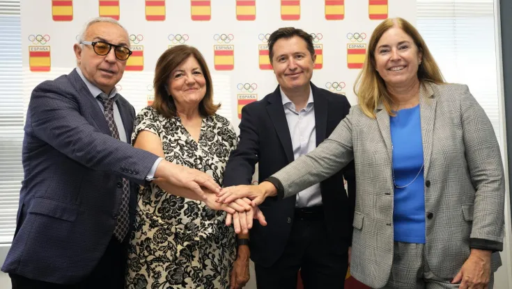 Los firmantes del acuerdo en la sede del COE