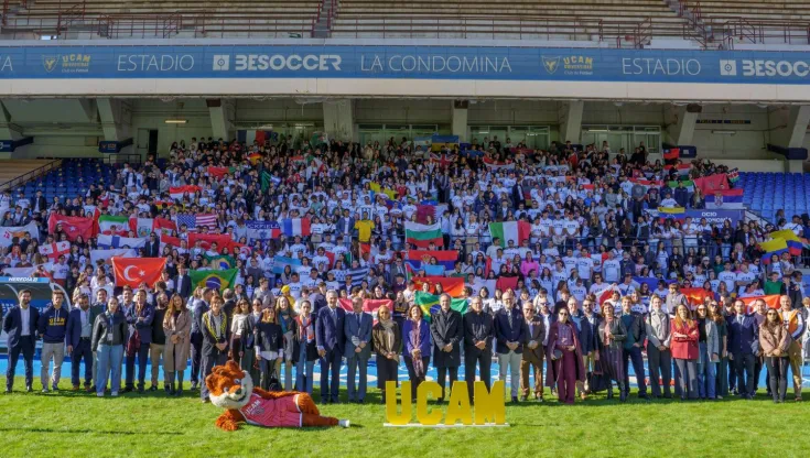 Foto de familia en la bienvenida internacional.