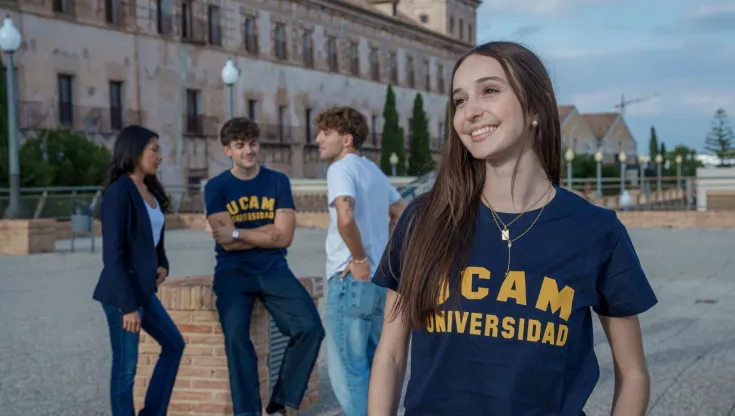 alumnos en el Campus de la UCAM