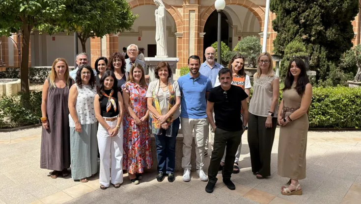 Foto de familia de los representantes de las radios universitarias con la presidenta. 