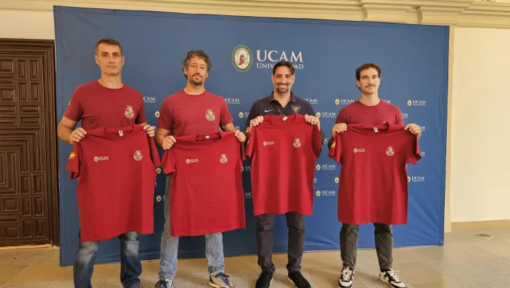 Samuel Mendoza, director General de Infraestructuras y Transformación Digital de la UCAM, junto a miembros de la ONG Bomberos por Bomberos que parten mañana a Venezuela.