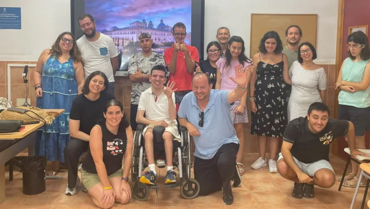 Algunos de los jóvenes asistentes al curso con el director de la Cátedra, profesores y personal de ASTRAPACE