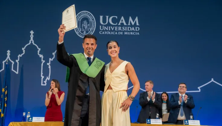 El atleta Miguel Ángel López, graduado en el Máster en Alto Rendimiento Deportivo de la UCAM, junto a la campeona olímpica Carolina Marín, madrina de una de las ceremonias en las que este curso se han titulado destacados deportistas. UCAM