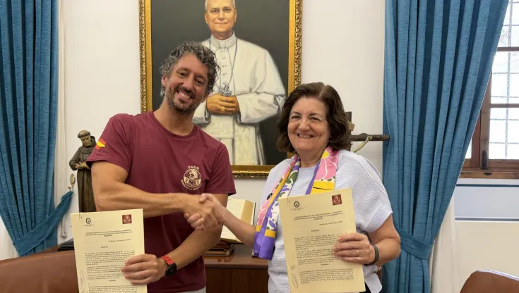 César Javier Claros, presidente de la ONG y María Dolores García, presidenta de la UCAM, tras firmar el convenio.