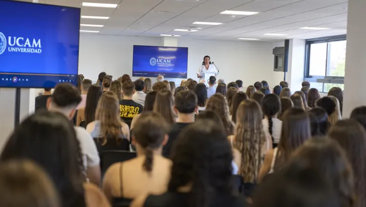 María Mendoza, responsable del Campus UCAM-COE de Torrejón de Ardoz, ha dado la bienvenida a los estudiantes