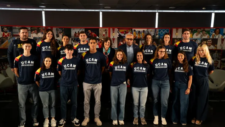 Foto de familia al término del acto de presentación