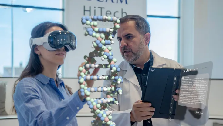 Práctica de una estudiante de ciencias de la salud de la UCAM, en el HiTech, usando las ‘Vision Pro’ de Apple para ‘tocar’ el ADN, bajo la supervisión de un profesor.