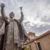 Estatua del Papa Juan Pablo II, ubicada en el Campus de los Jerónimos